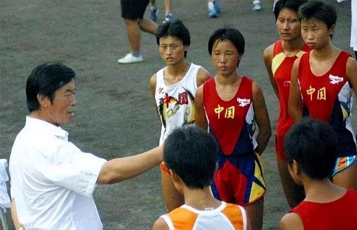 世界杯直播入口合集-“体坛败类”马俊仁有多狠？逼队员集体切阑尾，还亲自为女队员打禁药|马家军|世界大学生运动会|曲云霞|田径比赛|藏獒_新浪体育_新浪新闻