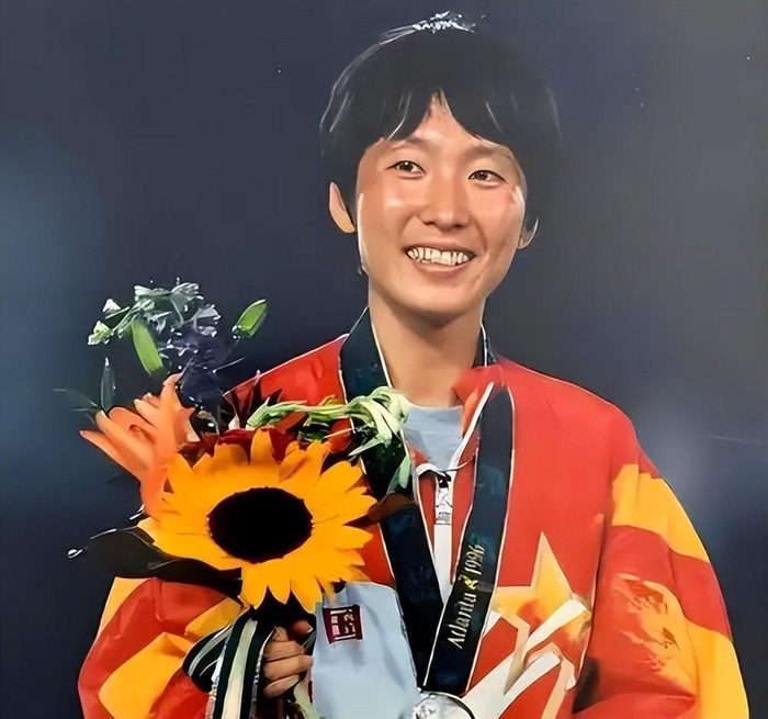 世界杯直播入口合集-“体坛败类”马俊仁有多狠？逼队员集体切阑尾，还亲自为女队员打禁药|马家军|世界大学生运动会|曲云霞|田径比赛|藏獒_新浪体育_新浪新闻