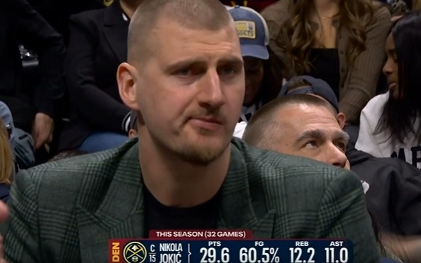 挺淡定！约基奇场边便装观战 嘴里嚼着东西